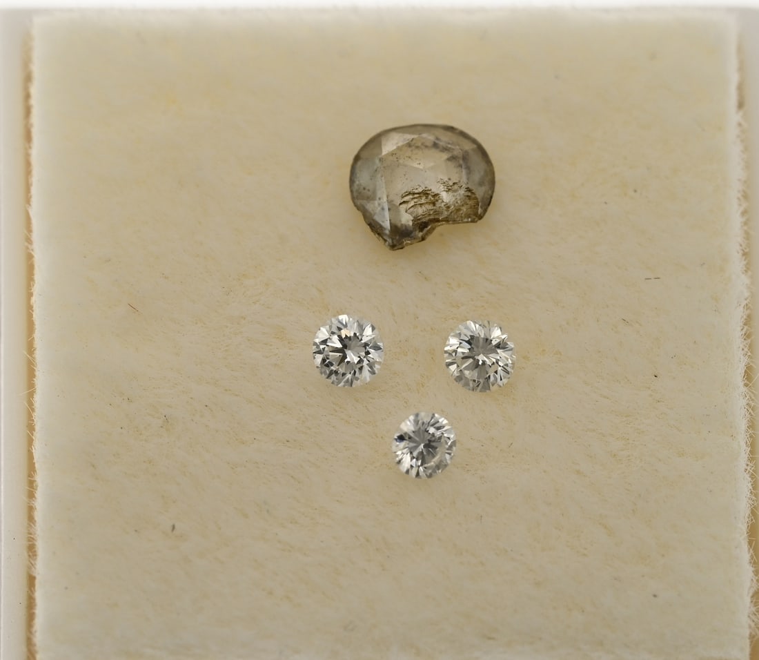Diamonds 2x0.06 ct. and 0.04 ct and rose diamond: 3 Brilliant cut diamonds, 1x 0.04 and 2x 0.06 ct. and a rose cut diamond, 5x4mm, piece broken off.