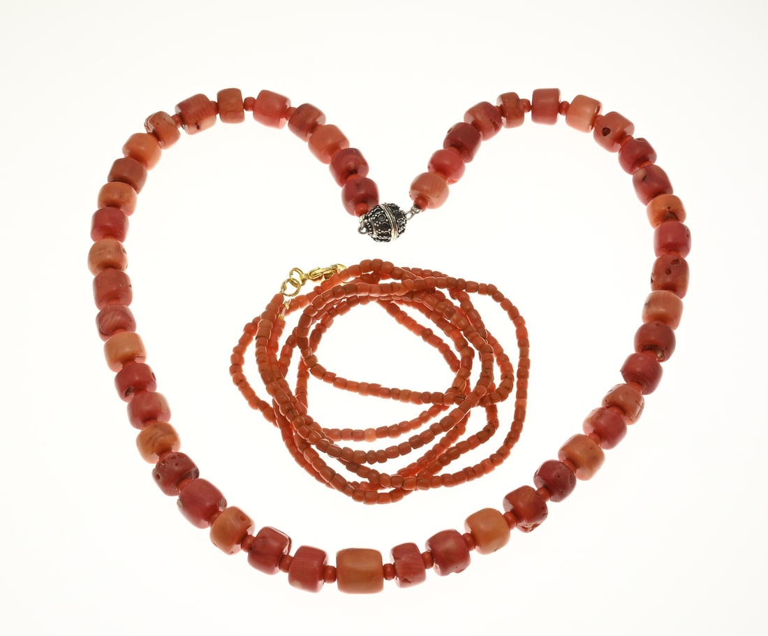 2 Necklaces of coral: Two coral necklaces. Necklace of 2 rows of blood coral, ø 3.1 mm. attached to a double lock, length 50 cm. approx. 17.5 grams. And a necklace with large and small corals, ø 4-10 mm. Attached to a