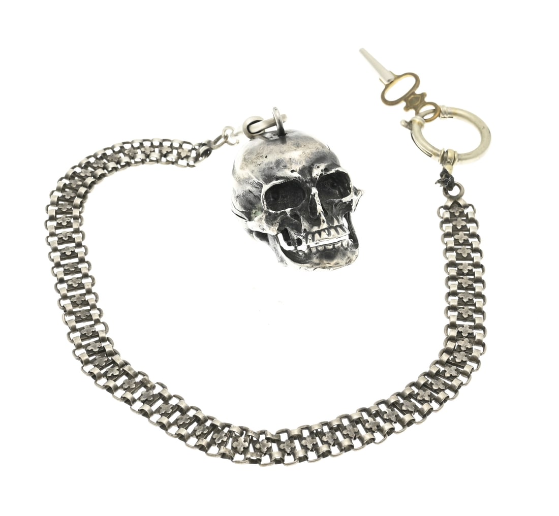 Memento Mori watch: Memento Mori silver watch, 800/000, small model with a silver watch chain and key. Spring fixed. 4x3x2,5cm. In good condition.