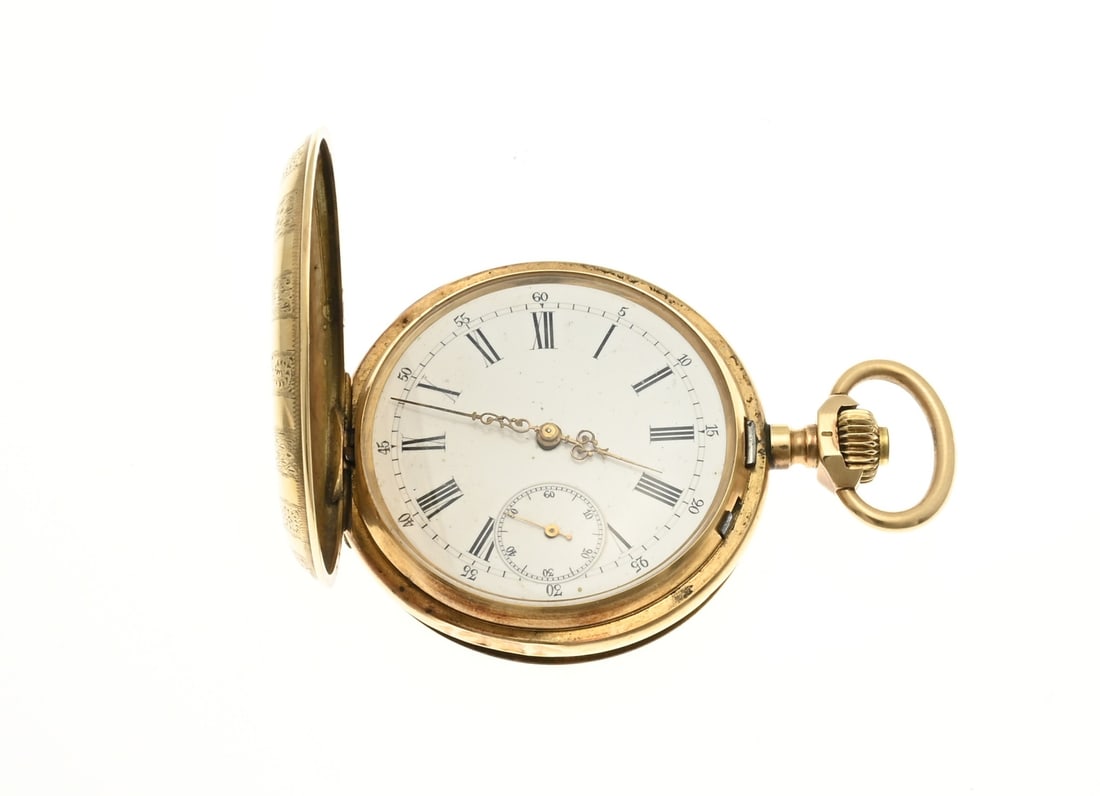 Golden pocket watch: Yellow gold pocket watch, 585/000, watch with a lid, decorated with bands with engraving and a shield. The watch has a white enamel dial and a decentralized second hand. The watch has a gold dust