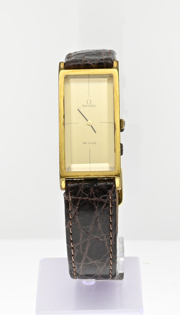 Omega ladies watch: Omega de Ville watch, gold plated oblong model, mechanical, with a leather strap. Working. Width 21 mm. Some traces of use. In good condition.