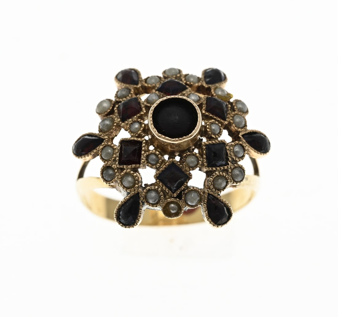 Gold ring with a rosette with garnet and pearls: Yellow gold ring, 585/000, with garnet and pearls. Ring with a rosette decorated with garnet stones and pearls. ø head 20 mm. ø 56. approx. 3.5 grams. In good condition.