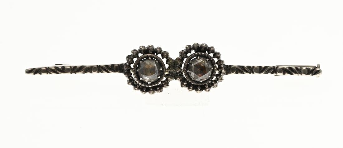 Silver brooch with diamond: Silver brooch, 833/000, with diamond. Bar brooch with a worked edge and set with worked settings with a rose-cut diamond. 55x9mm. approx. 4.4 grams. In good condition.