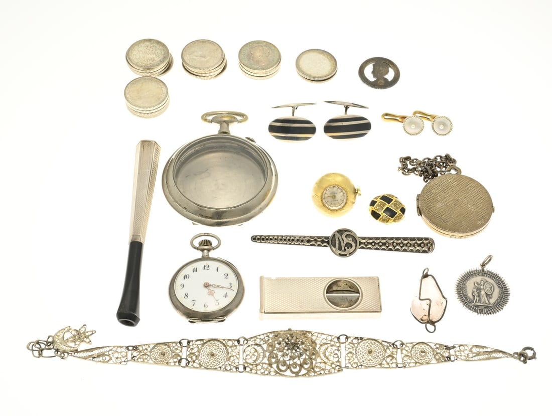 Lottery silver and miscellaneous: Lot of silver and various with a silver watch, cigarette holder, a cigar cutter, cufflinks. And a watch case, double cufflinks, watch and pendants. And a lot of coins, quarters.