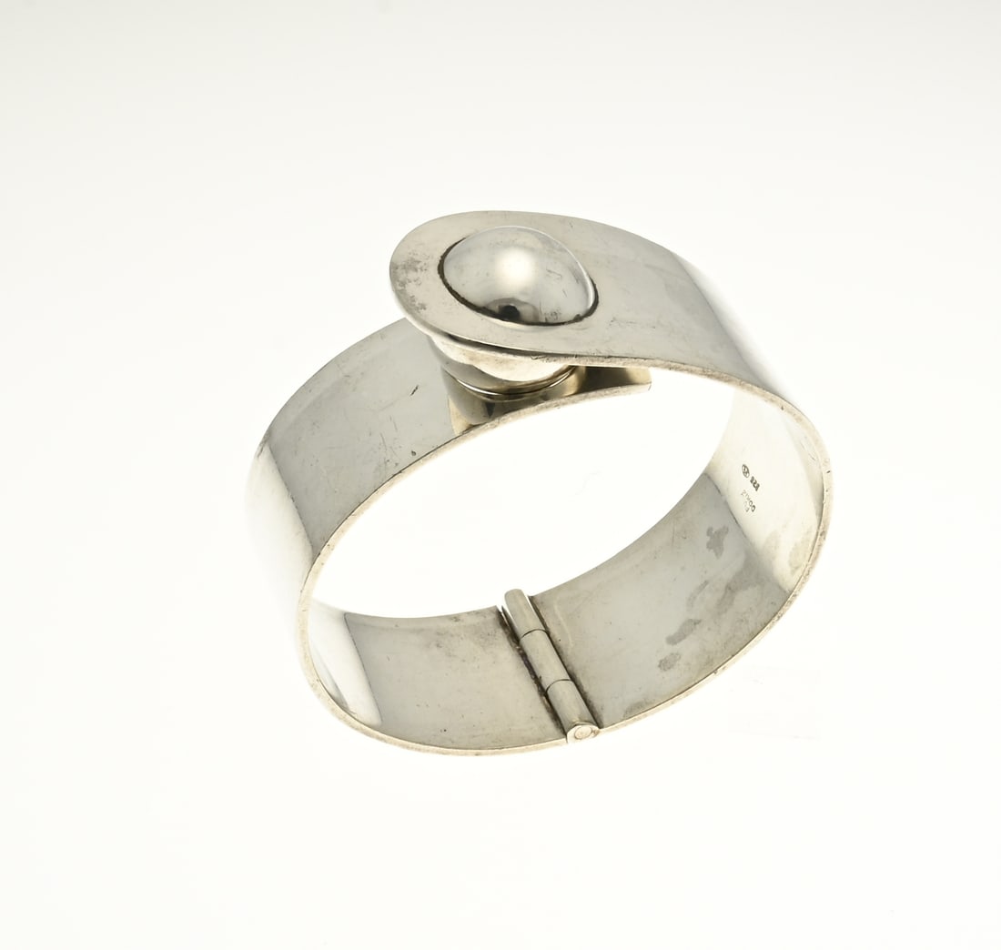 Silver bracelet, Puig Doria: Silver bracelet, 925/000, clasp model with a hinge with a silver ball as closure. Marked: Puig Doria Barcelona. Width 28 mm. Size 60x62mm. approx. 92 grams. In good condition.