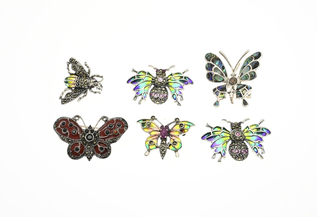 Lot of silver brooches: Lot with 6 silver brooches, 925/000, in the shape of butterflies and flies, decorated with enamel, marcasite and mother of pearl. 20x25mm-30x35mm. Total approx. 30.5 grams. In very good condition.