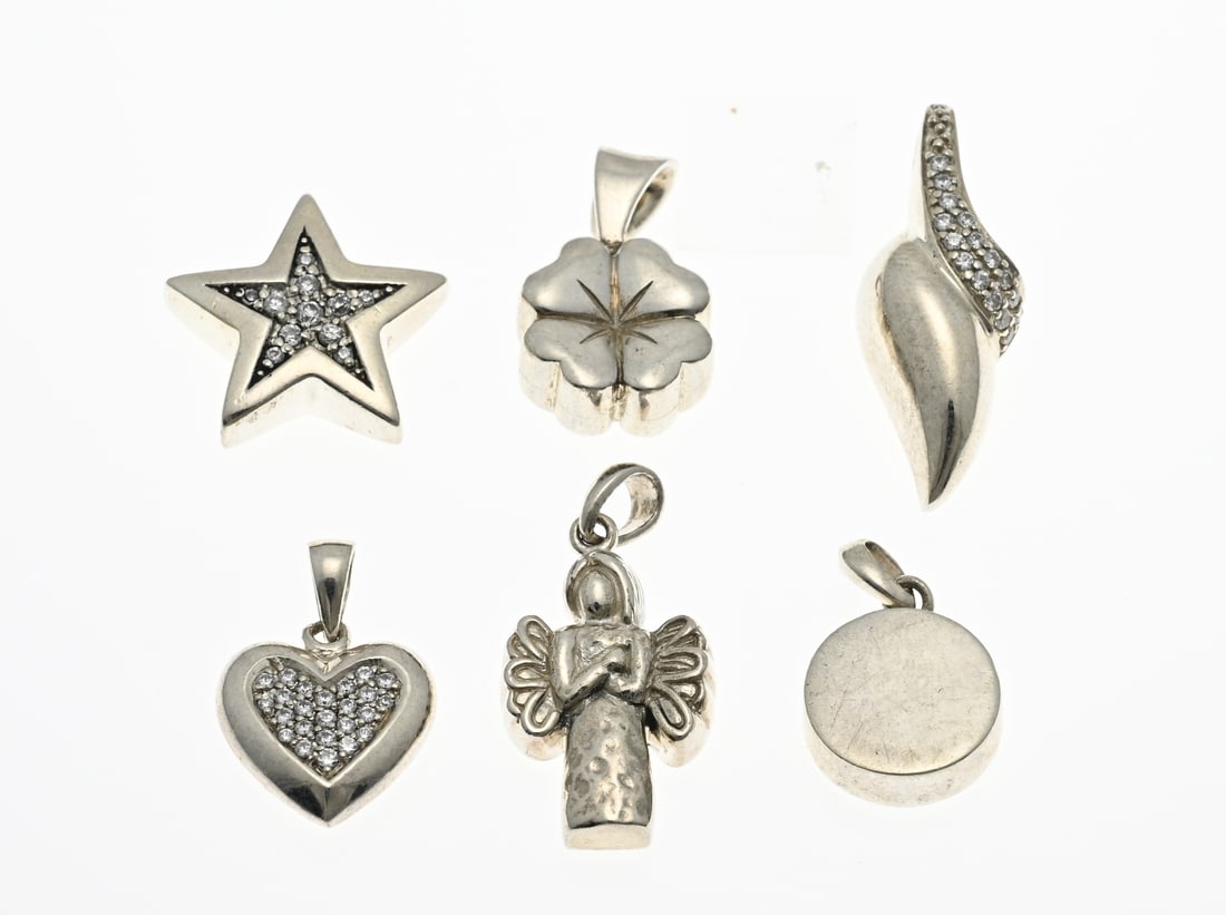 Lot of silver ash pendants, 6x: Lot with 6 silver ash pendants, 925/000, including in the shape of a heart, clover, star and angel. Size 18-30mm. Total approx. 24.3 grams. In good condition.