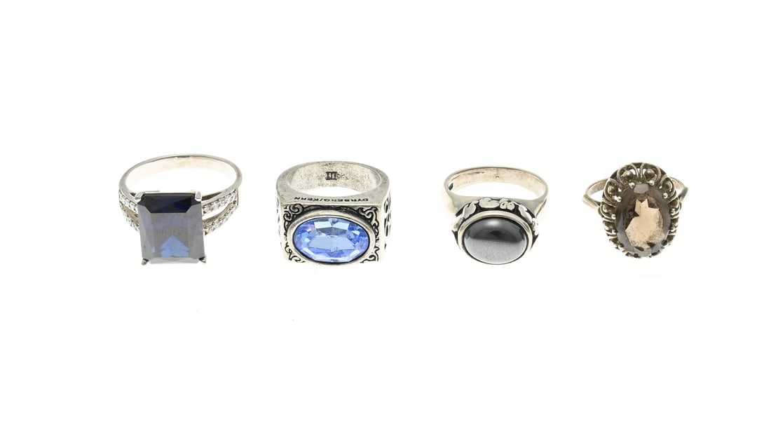 Lot of silver rings, 4x: Lot with 4 silver rings, 925/000, a ring with a rectangular head with an oval blue stone, marked Dyrberg/core. A cachet ring with a hematite, a ring with a rectangular dark blue ring and a goldplated