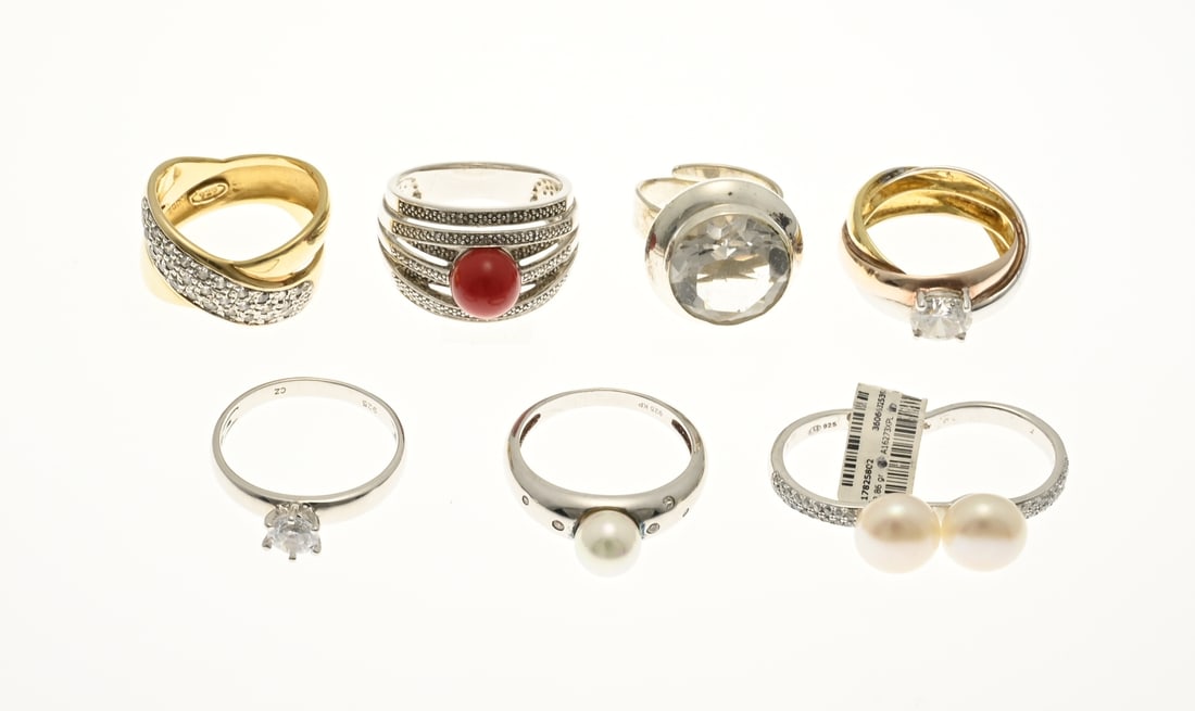 Lot of silver rings, 7x: Lot with 7 new silver rings, 2 gold-plated models with zirconia, a double ring with pearls, and 4 rings with zirconia, pearl and a red bead. approx. 49 grams. In good condition.