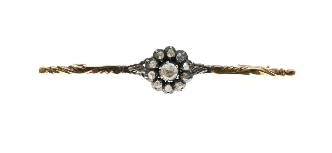 Brooch with gold and silver, old diamond: Bar brooch gold, 585/000, rose diamonds. Worked brooch with a rosette in the middle, set in silver, set with 11 diamonds with an old cut. ø rosette 10.5 mm. length 5.5 cm. approx. 4.6 grams. In good
