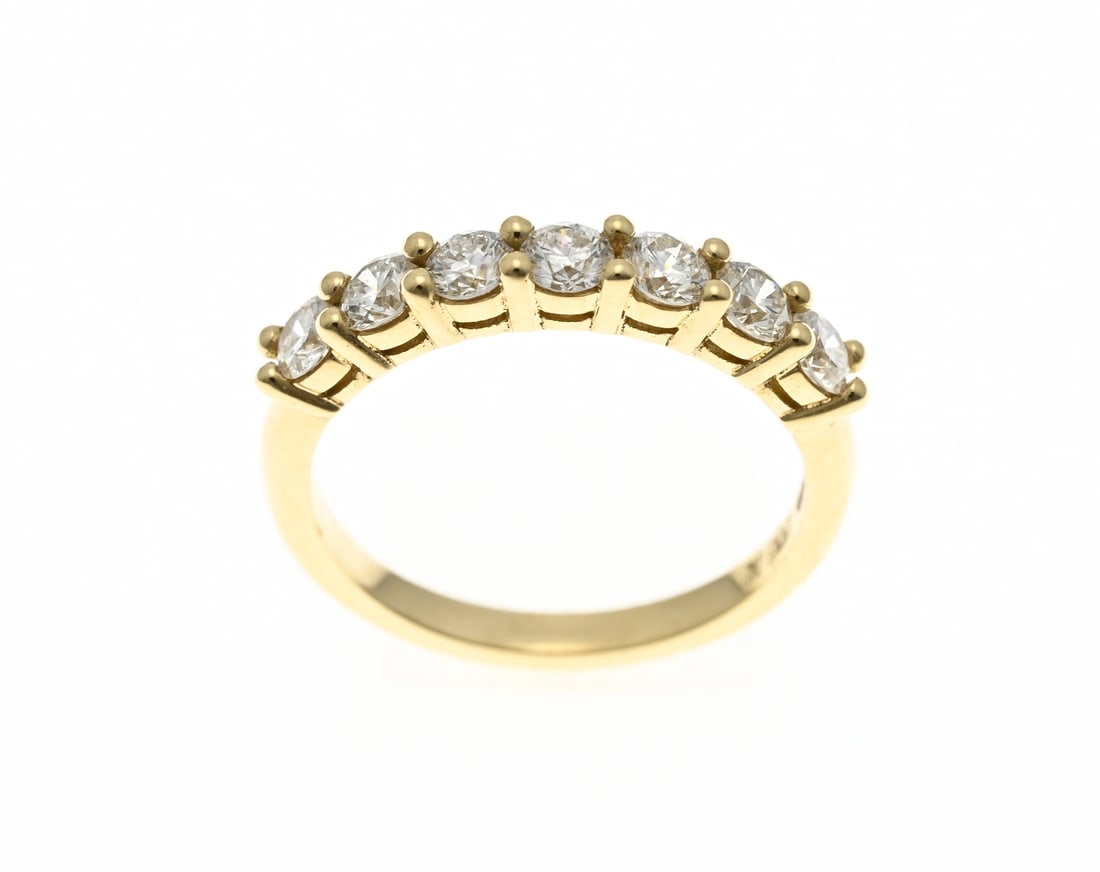 Gold riding ring with diamond: Elegant yellow gold ring, 750/000, with 7 brilliant cut diamonds, 7x approx. 0.09 ct. ø 49. approx. 2.7 grams. In good condition.