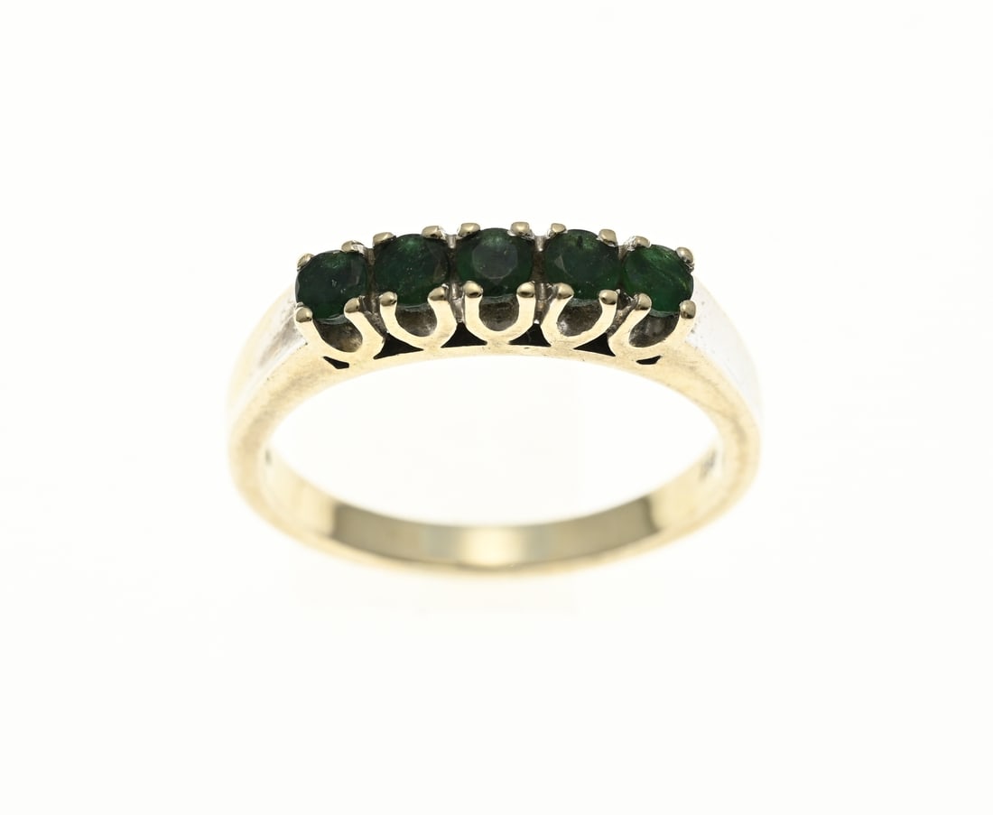 White gold ring with emerald: Heavy white gold ring, 750/000, with emerald. Ring with a rising band with a river setting in between with 5 settings set with round faceted emeralds. Width head 3.6 mm. ø 58. approx. 5.5 grams. In