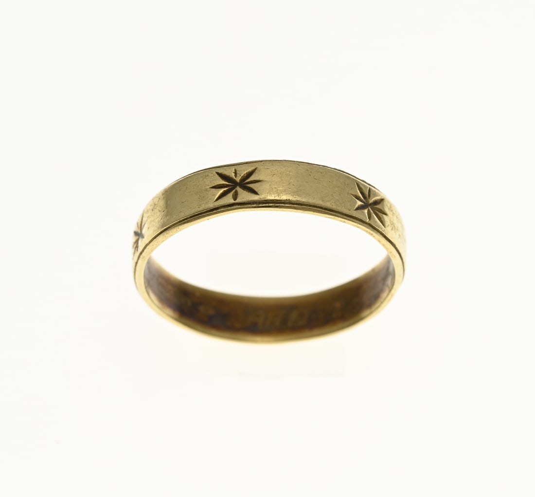 Gold ring with star decoration: Yellow gold band ring, 585/000, with engravings. Width 5 mm. approx. 3.6 grams. In good condition.