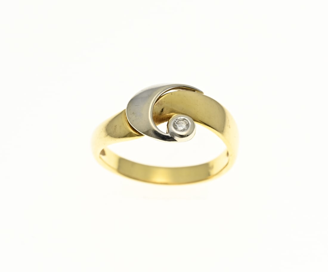 Gold ring with diamond: Yellow gold ring, 750/000, with diamond. Ring with a strike and a white gold moon-shaped element with a smooth setting set with a brilliant cut diamond, approx. 0.03 ct. Width 9 mm. ø 53. approx.