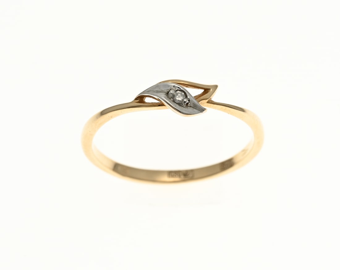 Gold ring with diamond: Fine rose gold ring, 585/000, with diamond. Ring with a fine band provided with a fine leaf white gold element decorated with a diamond. ø 58. Width 5 mm. approx. 1.8 grams. In good condition.