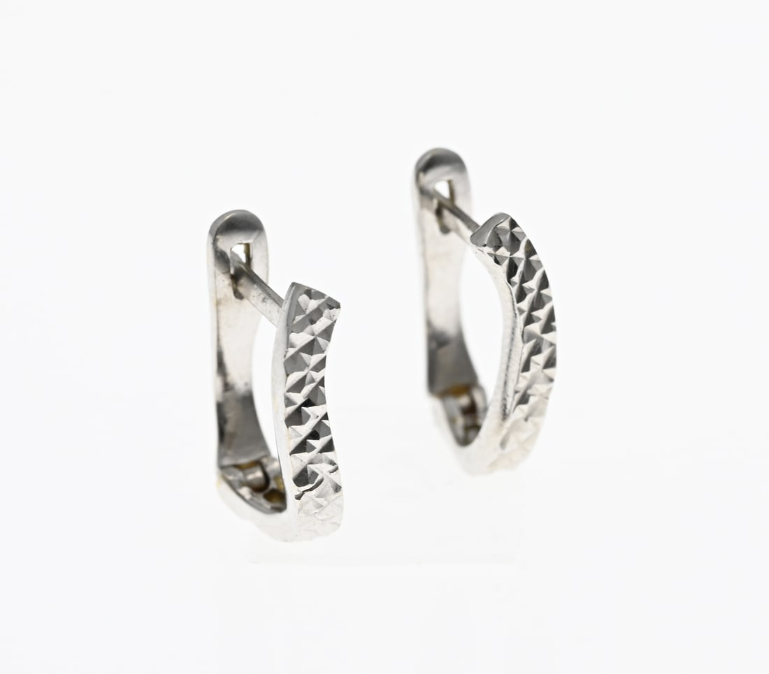 White gold earrings: White gold earrings, 750/000, U-shaped model with a hinge. The earring is decorated with a diamond-cut finish with wave. Width 3 mm. 10x14 mm. Total approx. 2.0 grams. In good condition.