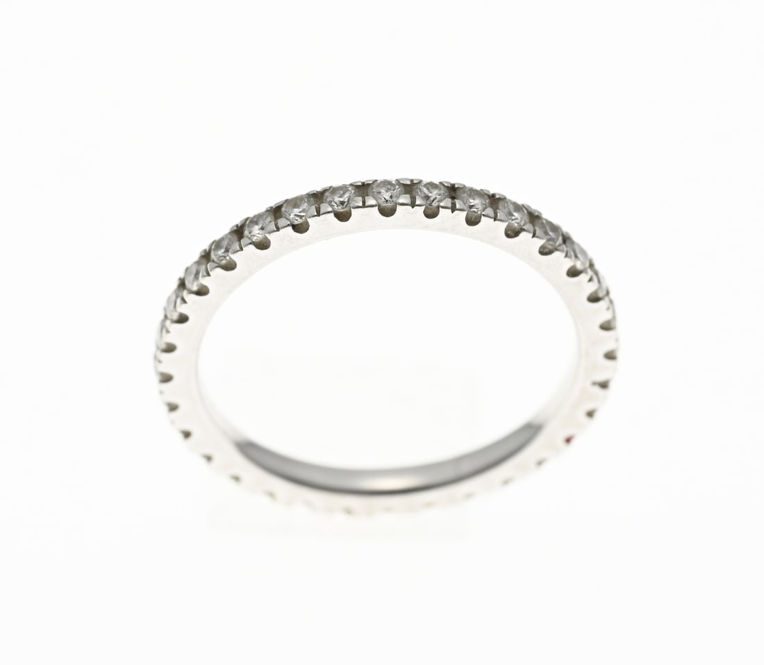 White gold alliance ring with diamond: Fine white gold alliance ring, 585/000, with diamond. Ring set all around with 32 brilliant cut diamonds, total approx. 0.64 ct. Width 2 mm. ø 53. approx. 1.9 grams. In good condition.