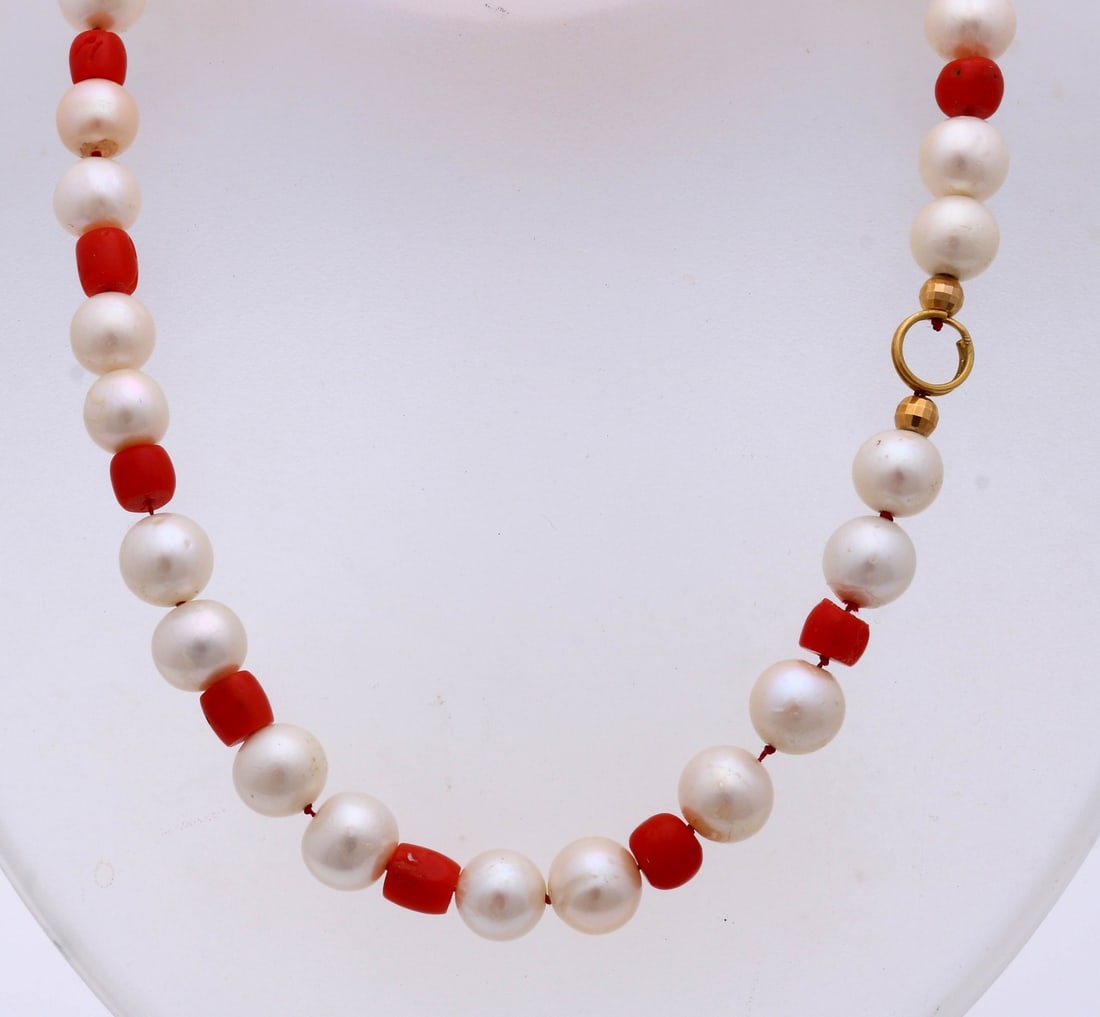 Necklace of pearls and blood coral: Necklace of pearls and coral attached to a gold clasp, 585/000. Necklace of pearls, ø 10 mm with in between a barrel-shaped blood coral, ø 6 mm, 2 by 1, with a gold facetted ball, attached to a