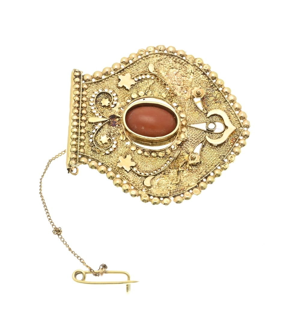 Gold brooch, end piece with red coral: Yellow gold brooch, 585/000, with blood coral. Brooch made from an end piece of an ear iron, decorated with a pearl edge and filigree. Equipped with a safety. In the middle of the brooch is a blood