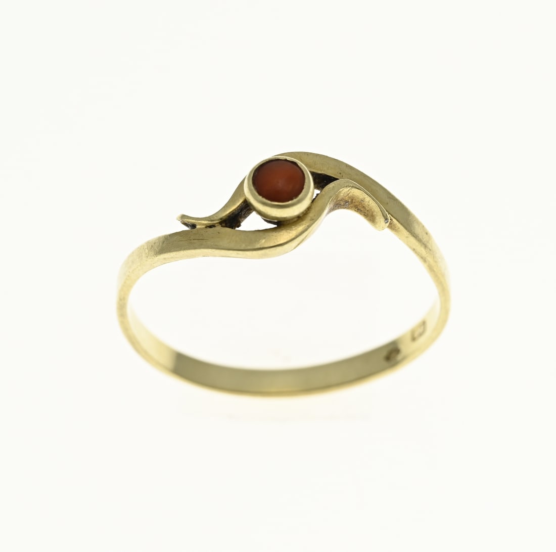 Gold ring with blood coral: Yellow gold ring, 585/000, with blood coral. Ring with a strike with a smooth setting in between set with a blood coral. Width ring 7.5 mm. ø 57. approx. 1.7 grams. In good condition.