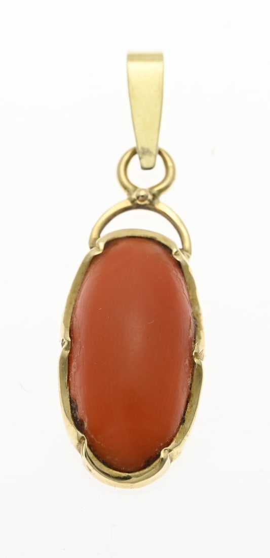 Gold pendant with blood coral: Yellow gold pendant, 585/000, oval model with a worked edge and set with an oval cabochon cut blood coral. 35x10 mm., including eye. approx. 2.4 grams. In good condition.