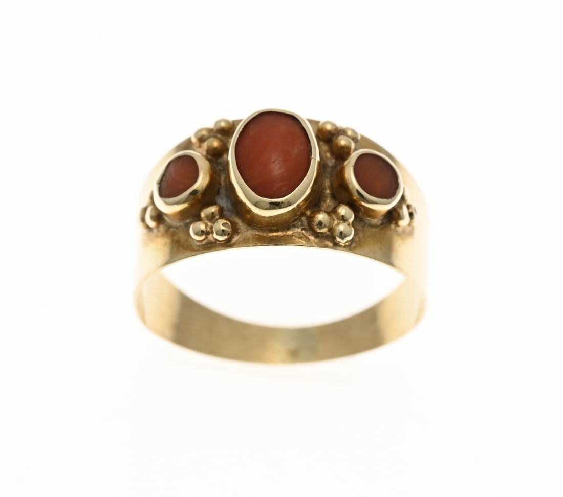 Gold ring with blood coral: Yellow gold band ring, 585/000, with blood coral. Band ring with soldered settings, 2 round and one oval setting, set with blood coral. The band is further decorated with soldered ball decoration.