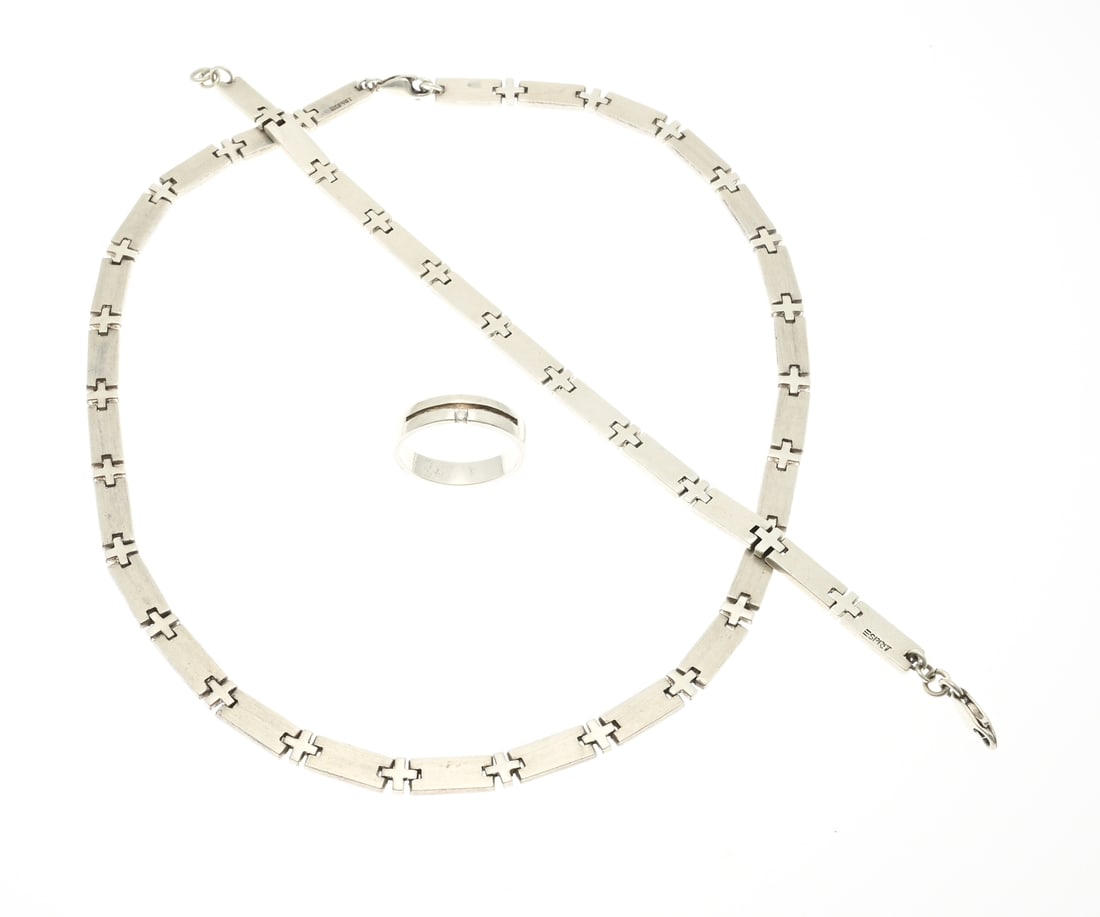 Set, silver necklace & bracelet Esprit & ring: Set of silver jewelry, 925/000, with a choker and bracelet with plates and cross-shaped elements, marked Esprit. Width 6 mm. length 21-45 cm. And a band ring with a zirconia. Width 5.5 mm. ø 63.