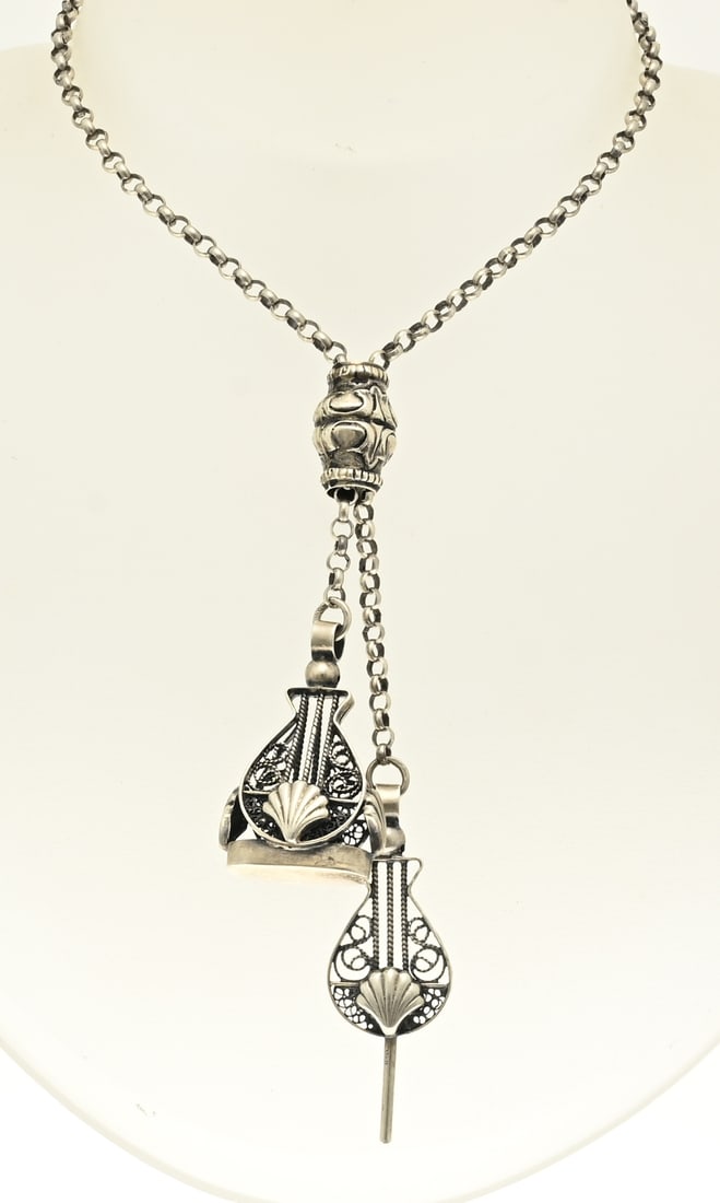 Necklace signets (2x): Silver necklace with stamp and key 833/000. Fine jasseron necklace, ø 3 mm. with sliding element and provided with a key and stamp. Length 70 cm. approx. 20 grams. In good condition.