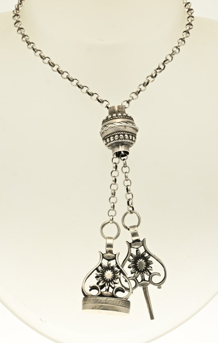 Silver Y-necklace (fine) with signets: Silver necklace with signets, 833/000. Fine jasseron necklace with a silver casing with a key and a stamp at the bottom. Length 70 cm. Total approx. 28.5 grams. In good condition.