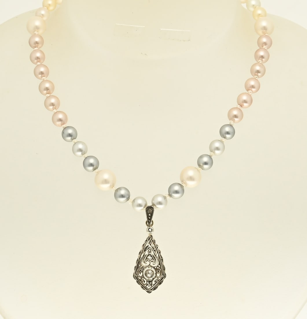 Pearl necklace with gold pendant with diamond: Pearl necklace with gold pendant with diamond, 585/000. Necklace of pearls with a multicolour, ø 6.5/8.5 mm. with in the middle a yellow gold pendant in the shape of a kite with decoration and set