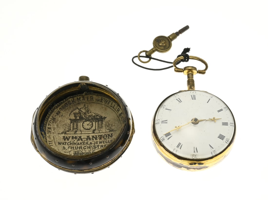 Pocket watch turtle: Pocket watch, so-called knol, double model, with a white enamel dial. The watch is provided with a protective case of tortoiseshell. Working. ø 49 mm. In reasonably good condition.