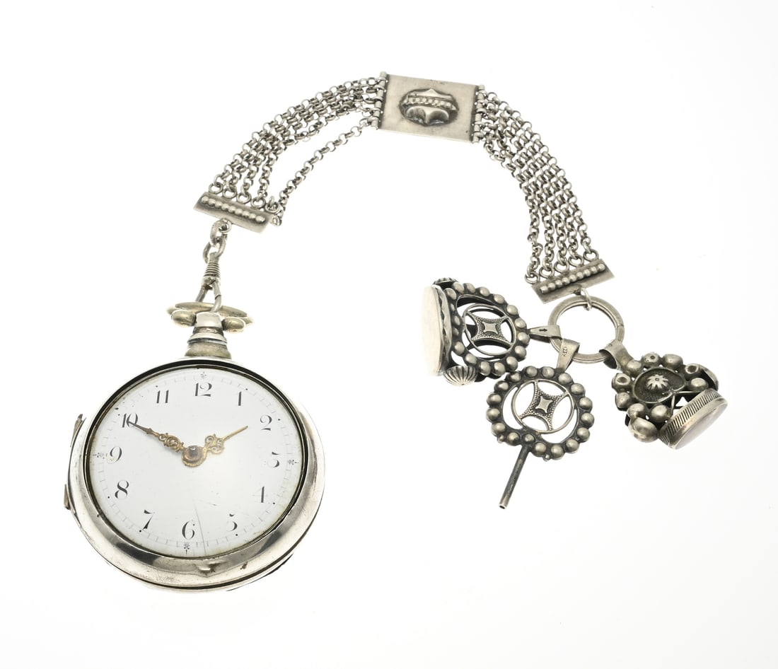 Pocket watch with chatelaine: Silver pocket watch, 925/000, with metal and silver protective case. The mechanical watch has a key winding. MT.: HH, Birmingham, jl.:S: 1816. ø 60 mm. Provided with a monogram on the back of the
