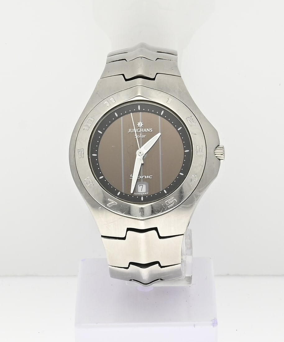 Junghans solar watch: Junghans solar watch, quartz, bionic, with a round steel case, continuous in the steel link strap. ø case 40 mm. ref. no.: 14/4921 908. Length 20 cm. Working. In good condition.