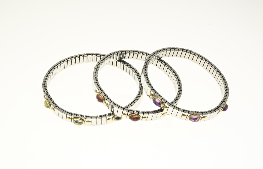 3 Bracelets, Zopinni with gold: Three bracelets, Zopinni, elastic bands with gold elements, 750/000, provided with precious stones. width 7 mm. In good condition.