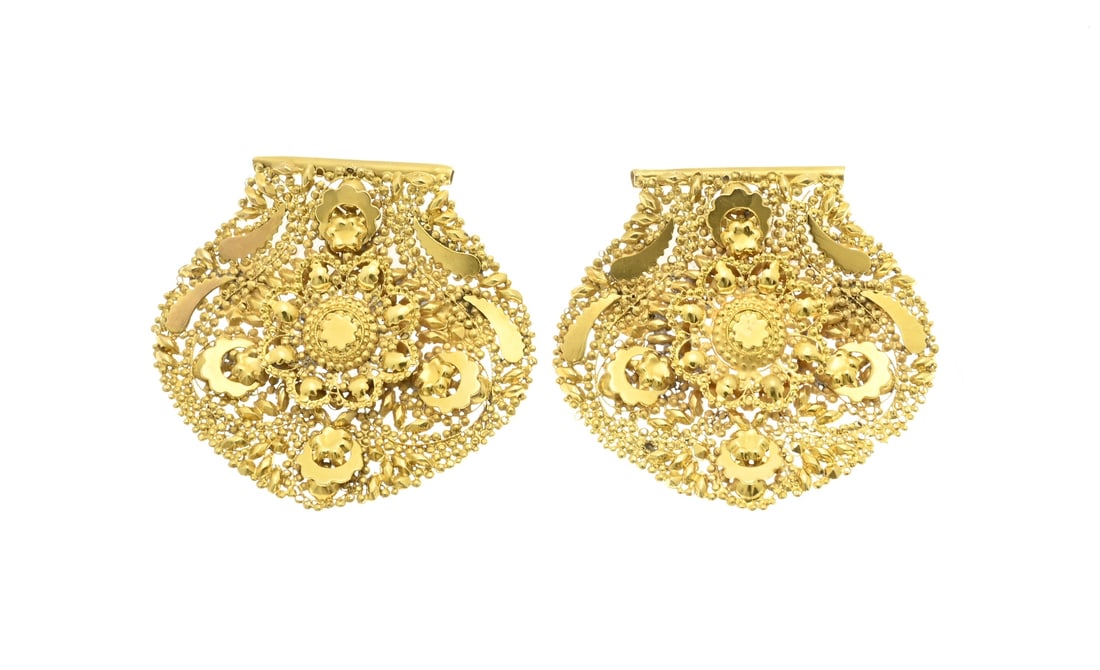 Gold end pieces, brooches: Two yellow gold end pieces of ear irons, 585/000, from filigree with soldered gold elements. Made as 2 brooches. approx. 13.7 grams. 9.2x5cm. In good condition.