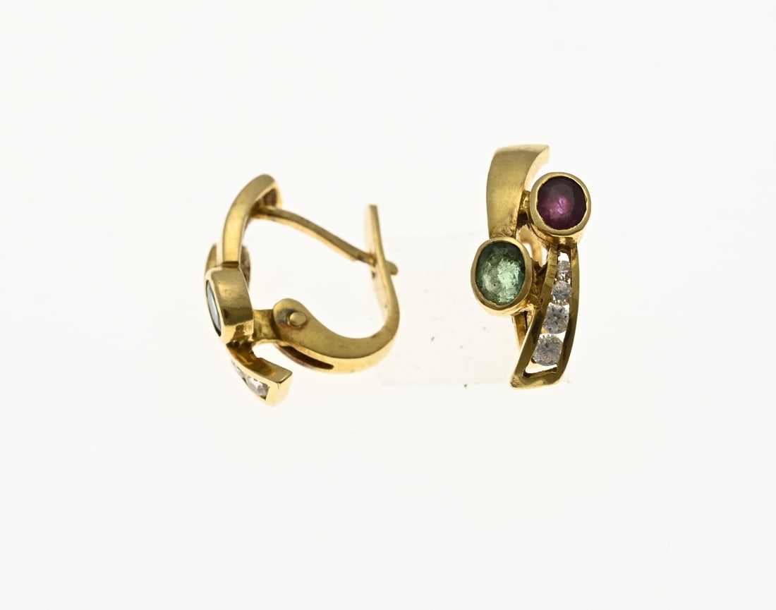 Gold stud earrings with ruby and emerald: Yellow gold stud earrings, 750/000, with ruby and emerald. Stud earrings with clip closure. Featuring a striking finish with an oval faceted ruby and emerald stone. One band is set with a rail with zi