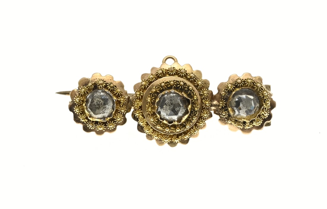 Gold brooch with simili: Yellow gold brooch, 585/000, with simili. Brooch with 3 rosettes with simili stones, attached to a base brooch ring. approx. 2.6 grams. 3 cm. In good condition.