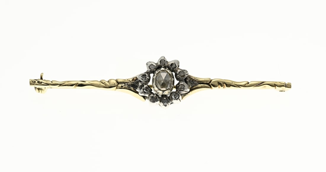 Gold brooch with rose diamond: Yellow gold brooch, 585/000, with a silver rosette set with an oval rose-cut diamond and around it a border with 10 cut diamonds. Width head 12 mm. 6 cm. The brooch is made from a ring. approx. 4.9