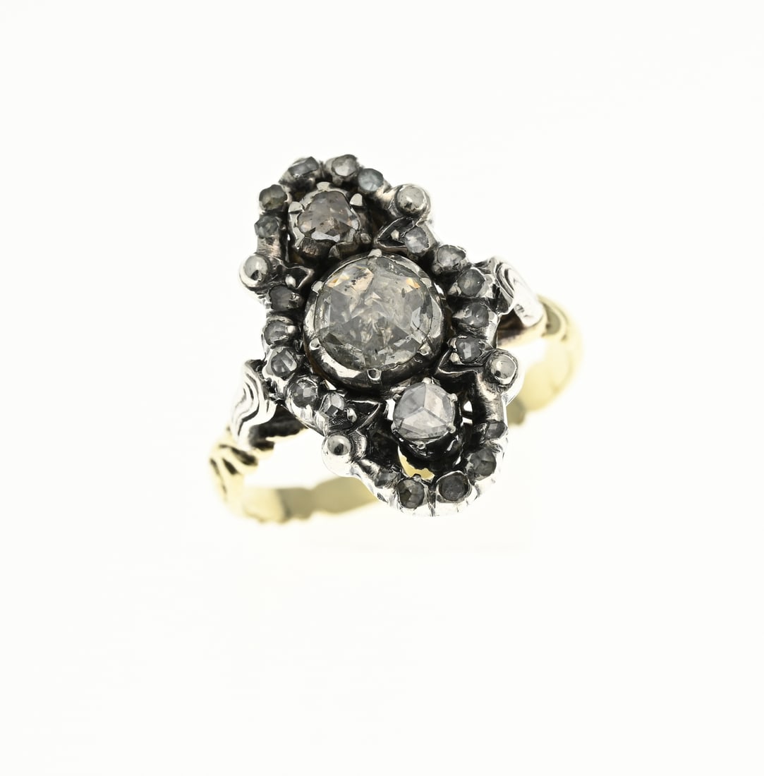 Gold ring with rose diamond: Yellow gold ring, 585/000, with diamonds. Ring with a silver head in the middle set with 3 diamonds with a ball cut. Around the three center stones is a border with 18 small cut diamonds. Width 20