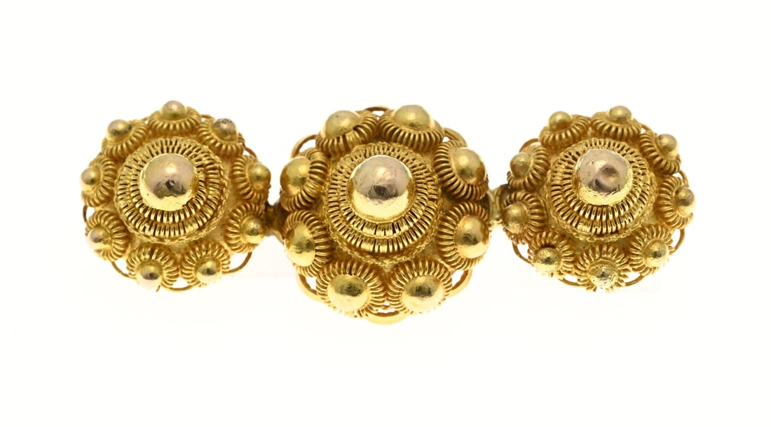 Gold brooch with 3 buttons: Yellow gold brooch, 585/000, made of 3 Zeeland buttons. approx. 10.7 grams. 1.8x5cm. In good condition.