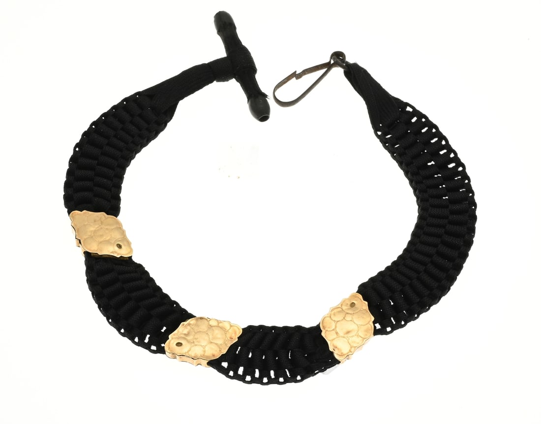 Watch chain with gold elements: Watch chain braided from nylon with 3 yellow gold elements, 585/000, decorated with engraving. 33 cm. Slightly dented, otherwise in good condition.