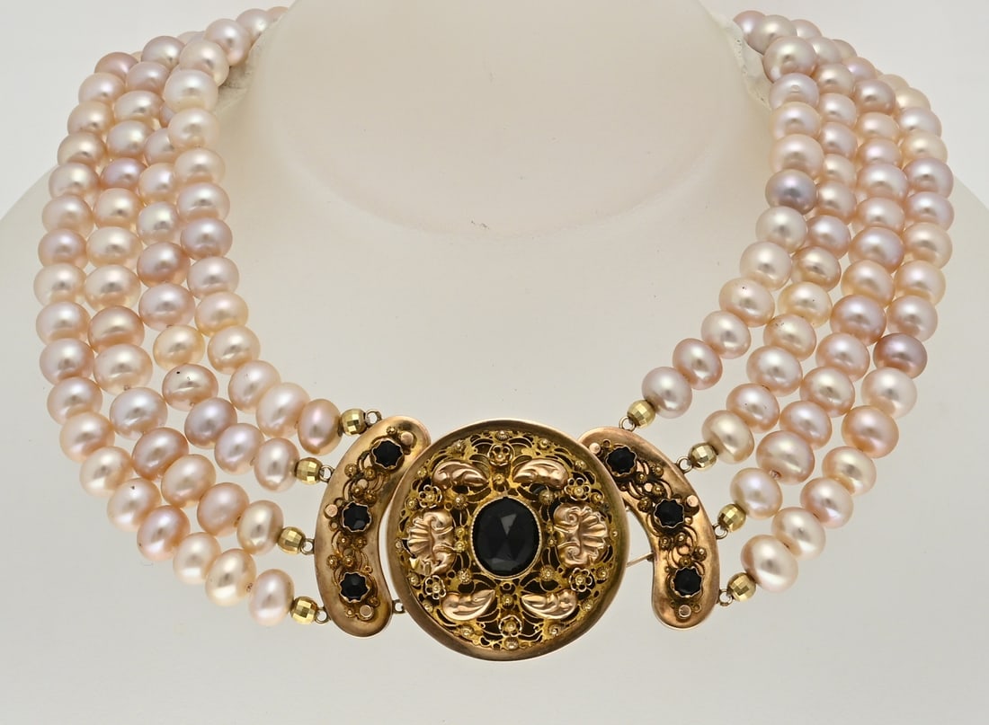 Necklace with pearls, 4-row pearl and regional clasp: Pearl necklace with gold regional clasp, 585/000. A necklace with 4 rows of pink freshwater pearls, somewhat cylindrical, 8x5mm, attached to an antique regional clasp decorated with filigree buttons,