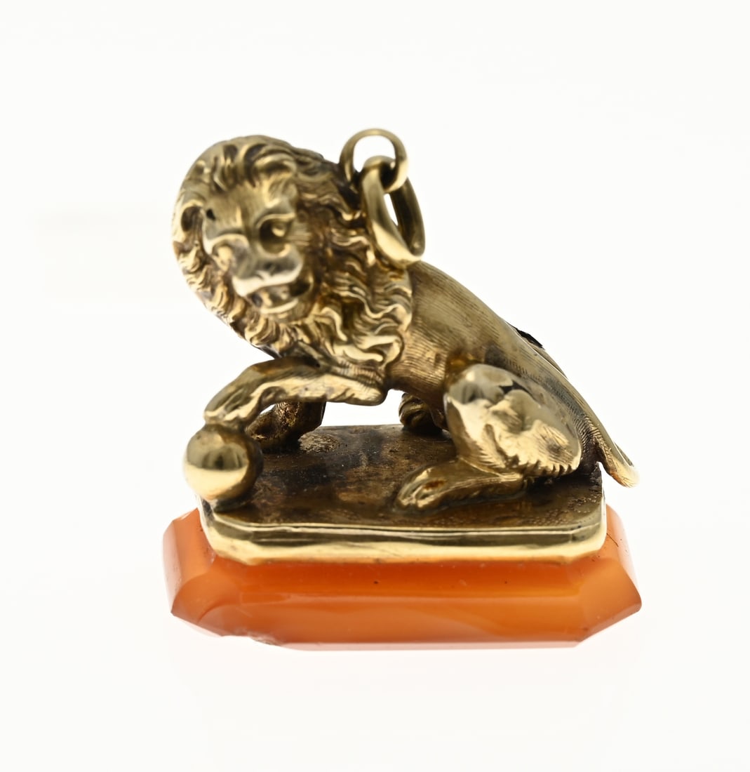 Sealing wax stamp with gold, lion: Gold signet, 585/000, with a lion, standing on an agate stone. 2.5x2x1.5cm. approx. 6.1 grams. In good condition.