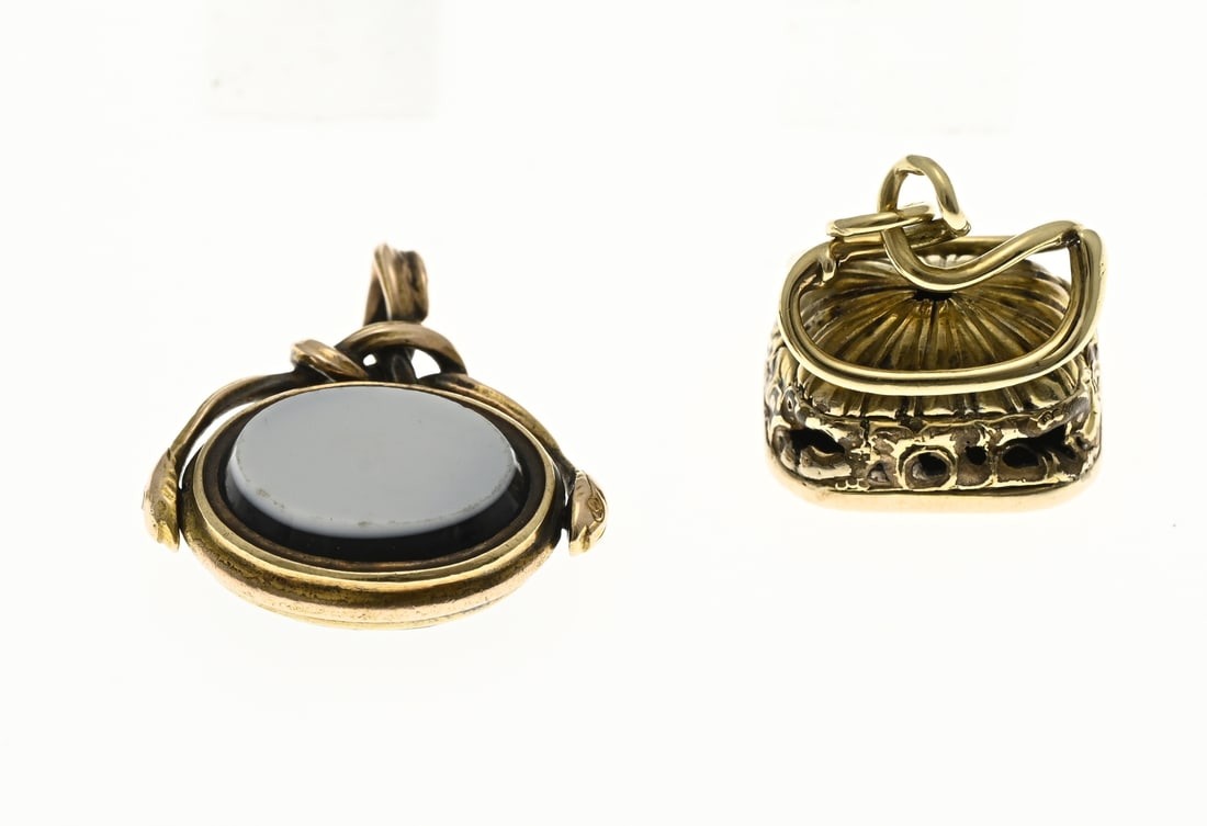 2 Gold Sealing Wax Stamps: Two sealing seals, signets, with gold. A rectangular seal with an engraving of a coat of arms. 1.5x1.2cm. And a signet with a rotating element with an oval layer stone and heliotrope. 2.4x2.2cm. In go