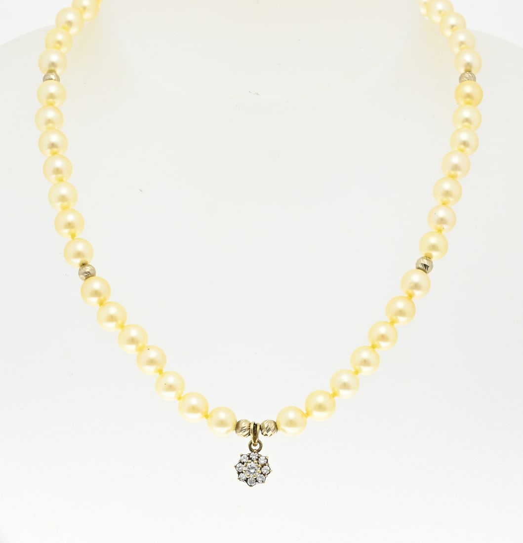 Necklace of pearls with a diamond pendant: Pearl necklace with gold pendant and balls, 585/000. Necklace of yellow tinted pearls, ø7mm, with 10 yellow gold cut balls and in the middle provided with a yellow gold rosette pendant with