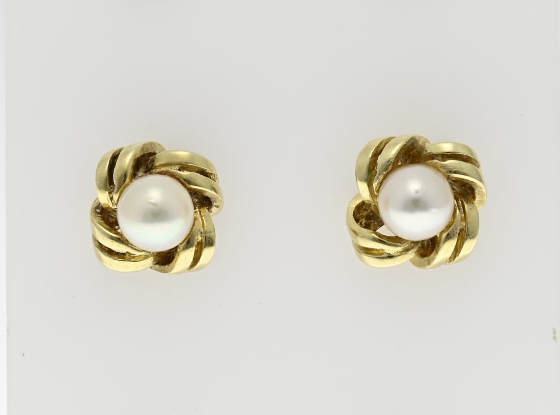 Gold earrings with pearl: Yellow gold stud earrings, 585/000, with pearl. Stud earrings with a gold curled edge and set in the middle with a cultured pearl, ø 5 mm. ø ear stud 9.5 mm. Total approx. 2.8 grams. In good