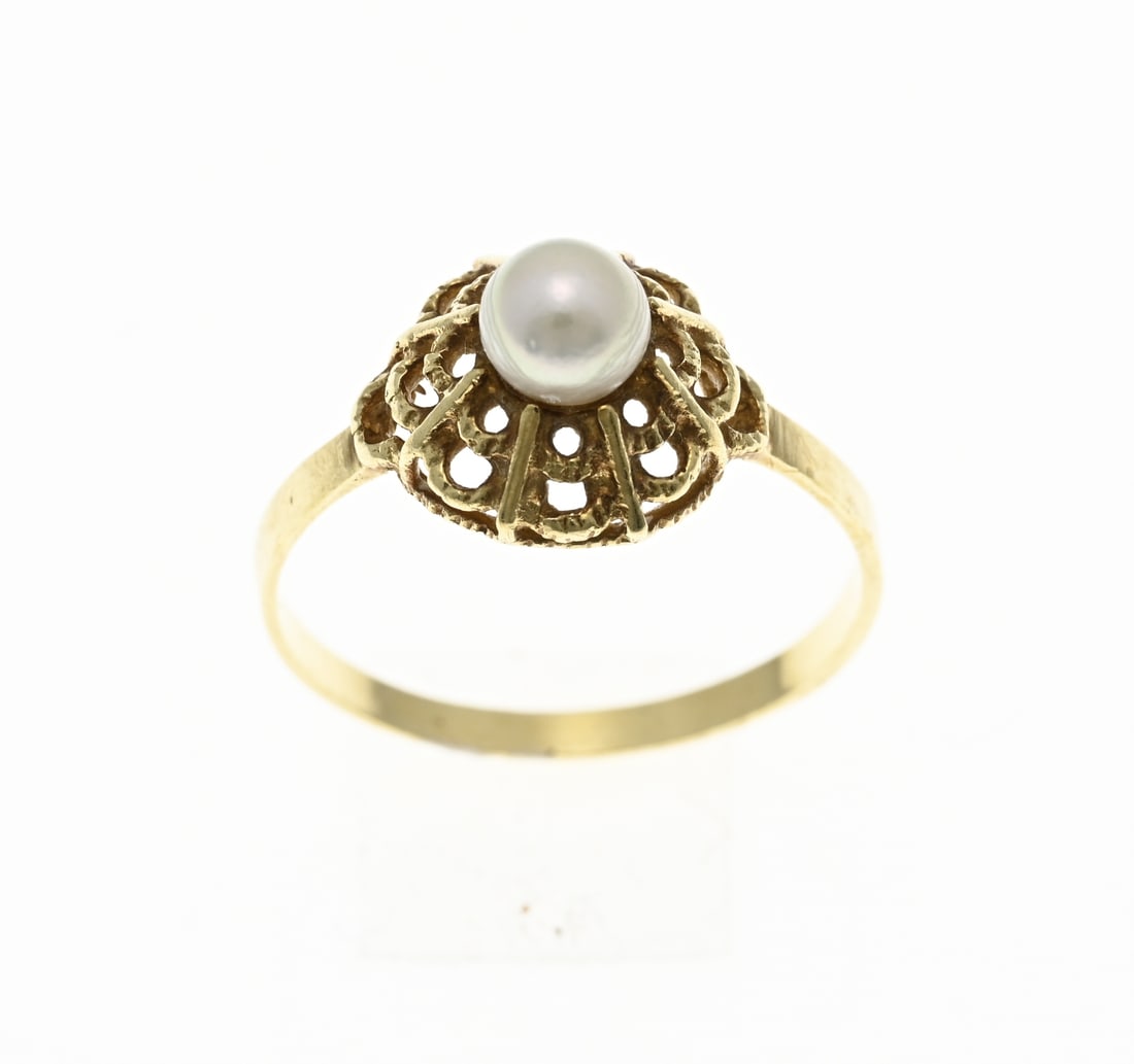 Gold ring with pearl: Yellow gold ring, 585/000, with a pearl. Ring with an openwork round head set with a cultured pearl, ø 5 mm. ø 58. ø head 11 mm. approx. 2.2 grams. In good condition.