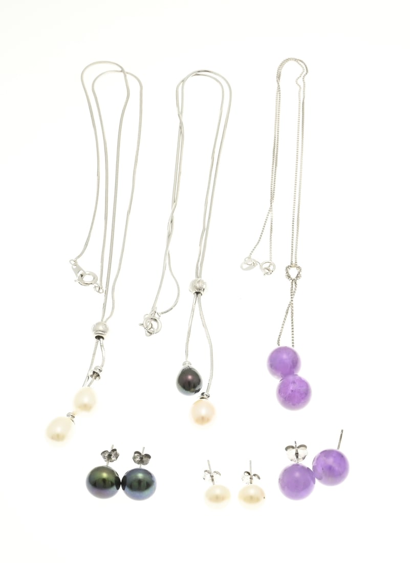 Set of silver jewelry with amethyst and pearls: Set of silver jewelry, 925/000, with pearl and amethyst. 3 Y-necklaces with amethyst, white and black pearls, with matching stud earrings. 42-45cm. total approx. 23 grams. New