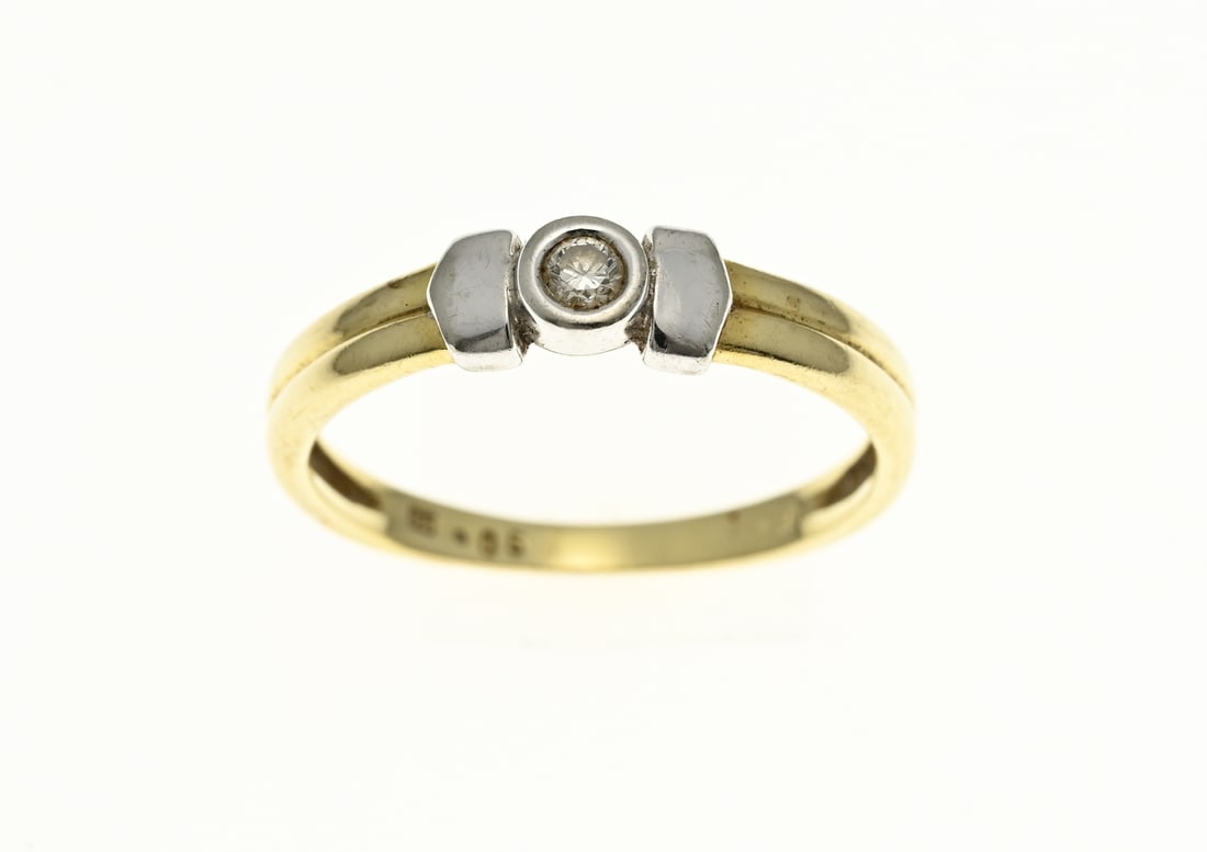 Gold ring with diamond: Yellow gold ring, 585/000, with diamond. Ring with a yellow gold band and a white gold round setting with bars, set with a brilliant cut diamond, approx. 0.05 ct. ø 52. approx. 1.6 grams. In good