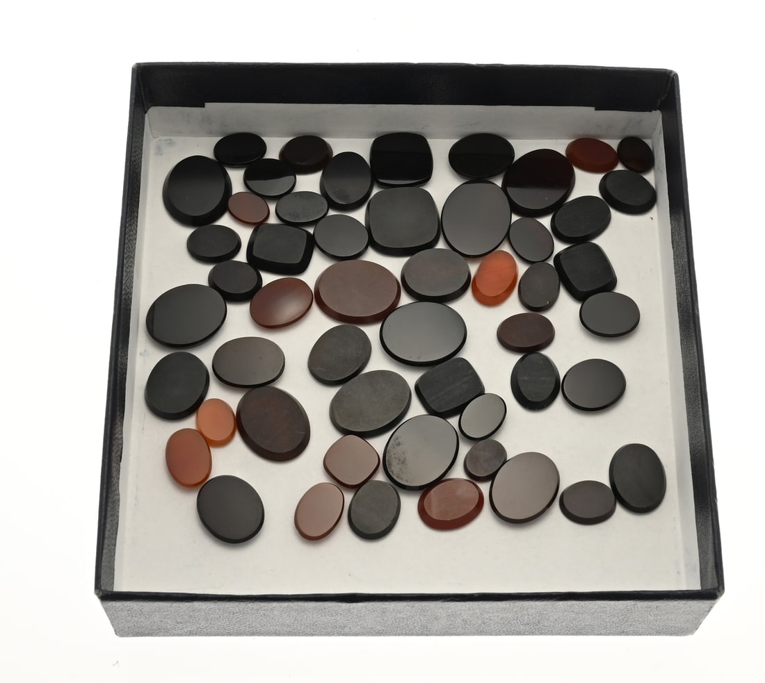 Lot of precious stones carnelian and onyx.: Large lot with approx. 50 . Flat oval carnelians and onyx, rectangular and square cut stones. approx. 34 grams. New.